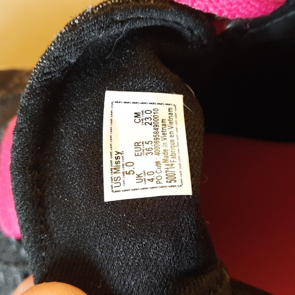 Vans off the wall old skool black with bright pink. Size 5 big girls almost new - Picture 3 of 5